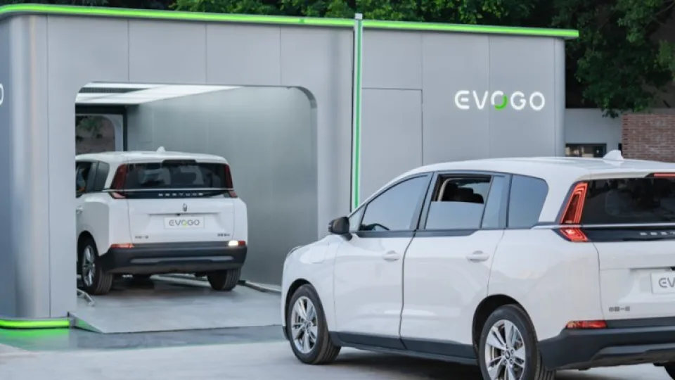 Kinijos automobilių bendrovė suvienijo jėgas su CATL: naudos baterijų gamintojo technologiją, kuri leis statyti akumuliatorių keitimo stoteles