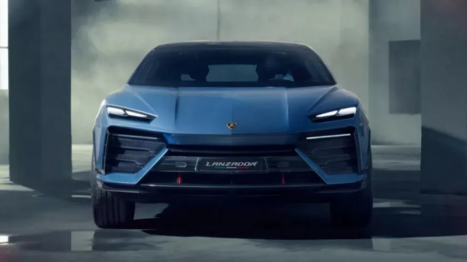 Pirmojo „Lamborghini“ teks palaukti ilgiau nei buvo planuota: tokios naujienos turėjo debiutuoti dar 2028 metais, tačiau gamintojas keičia savo planus