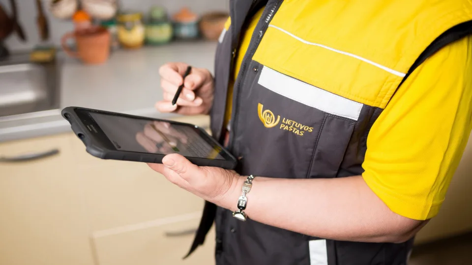 Paštas į namus: virš 12 mln. suteiktų paslaugų ir daugiau nei 9 mln. nuvažiuotų kilometrų – taip praėjusieji metai atrodė 440 Lietuvos pašto mobiliųjų laiškininkų