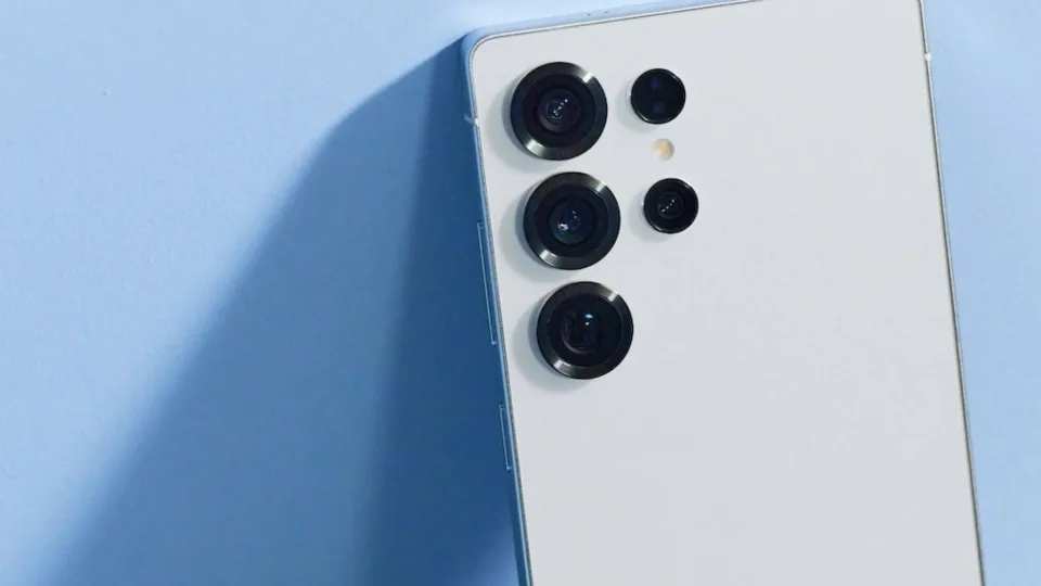 „Samsung“ ketina sugrįžti prie senos praktikos: paaiškėjo, kokius mikroschemų rinkinius naudos 2026 metais