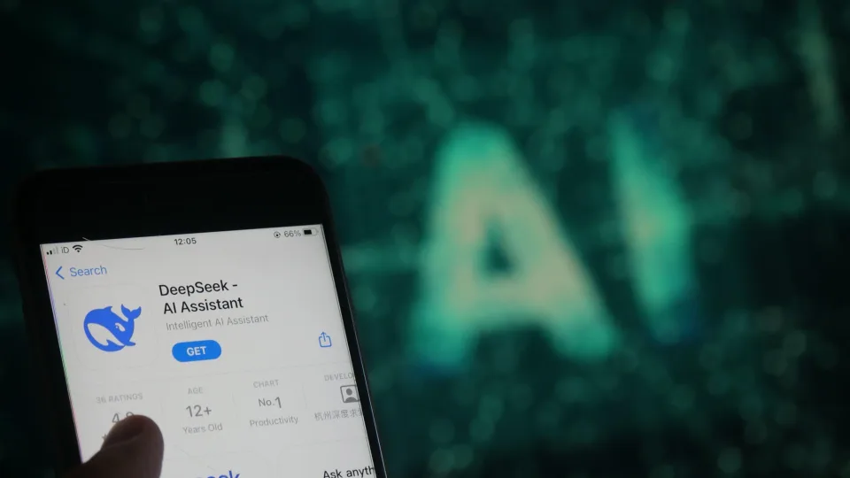 Į technologijų rinką įšokęs Kinijos startuolis „DeepSeek“ prikaustė pasaulio susidomėjimą ir sukėlė šoką akcijų rinkose – paklausė, ką apie varžovą mano „ChatGPT“