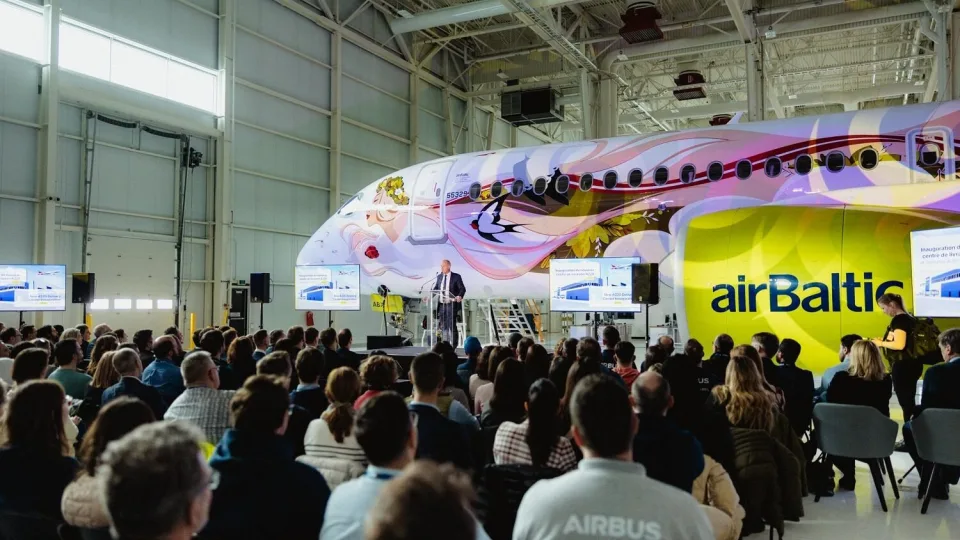 „airBaltic“ pristatė specialų „Airbus A220-300“ orlaivio apipavidalinimą: meniškai pavaizduota Latvijos vėliava ir unikalūs visoms trims Baltijos šalims būdingi apipavidalinimo elementai