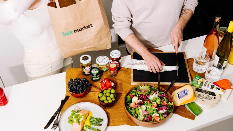 Programėlės „Bolt Food“ naudotojai gali rinktis iš nukainotų produktų: lietuviai vis dažniau į krepšelį įsideda besibaigiančio galiojimo prekių pirkdami internetu