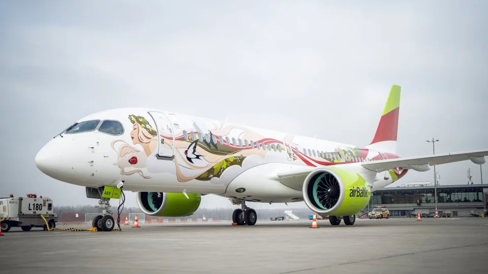 „airBaltic“ RIX Rygos oro uoste pasitiko savo 50-ąjį „Airbus A220-300“ orlaivį su specialiu apipavidalinimu