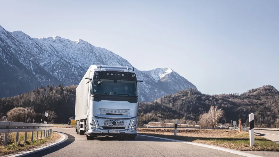 „Volvo FH Aero“ sunkvežimis tapo „Green Truck“ testo nugalėtoju, šie sprendimai padeda sumažinti degalų sąnaudas
