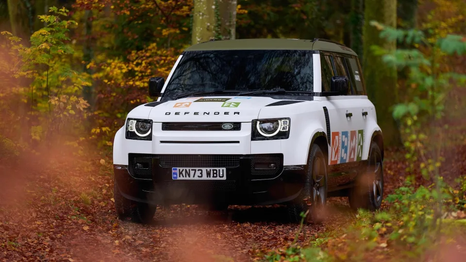 „Defender“ paskelbė naują iniciatyvą: įsipareigojęs remti gamtosaugos ir humanitarinės pagalbos lyderius