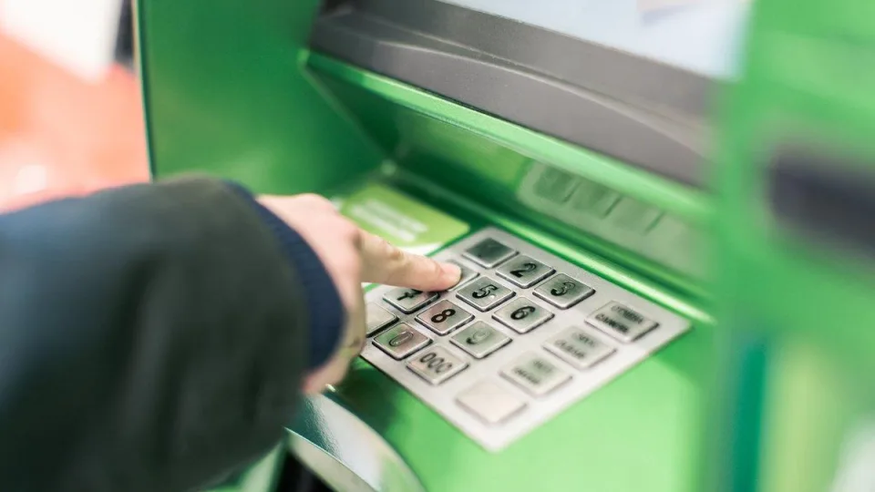 Bankas neveikia, negalima gauti pinigų: įvardintos tikrosios priežastys, kodėl kartais neveikia net ir bankomatai