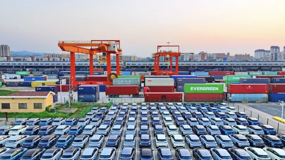 Pigūs miesto elektromobiliai gali tapti masiniai: gamintojai jau testuoja sprendimą