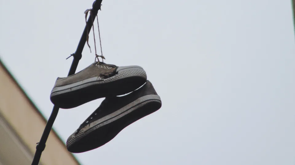 Moterys renkasi komfortą ir eleganciją viename: šios vasaros batų tendencija, kuri jau užkariavo gatves