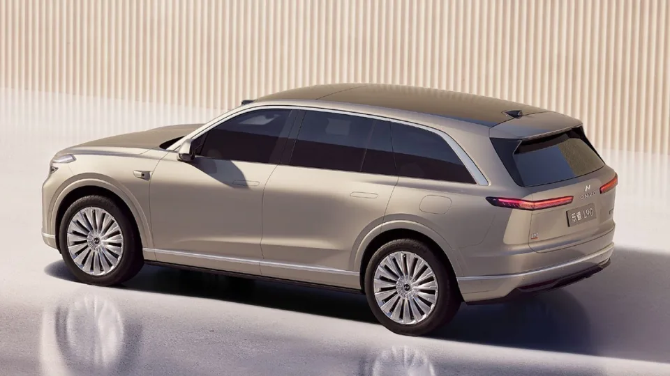 Dukterinė „Nio“ kompanija pristatė įspūdingą elektromobilį su milžiniška priekine bagažine