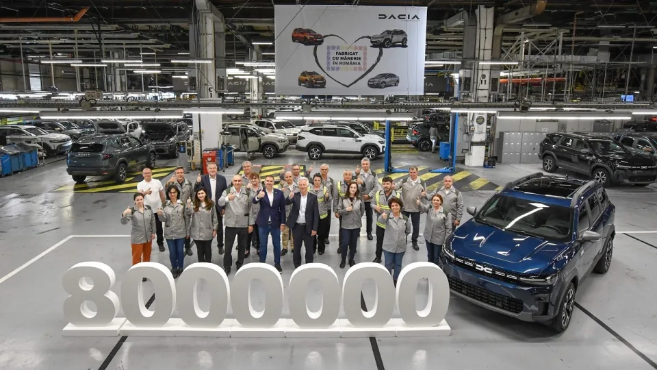 Miovenio gamykloje Rumunijoje nuo konvejerio nuriedėjo 8 milijoninis „Dacia“ automobilis