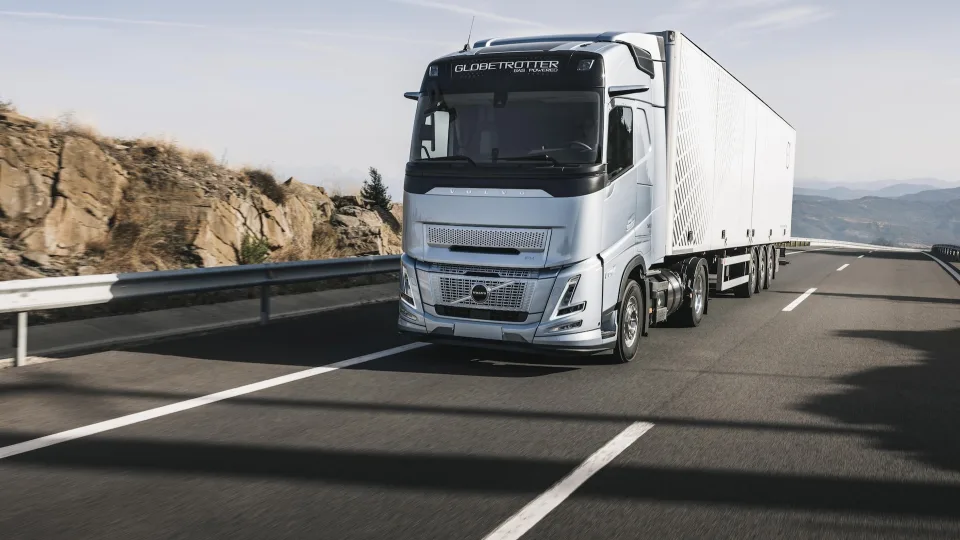 Dujomis varomų „Volvo“ sunkvežimių paklausa toliau auga, pardavimai išaugo 25 proc.