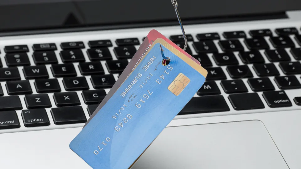 Ekspertai praneša apie grėsmingą mastą: sukčiavimo schemose sukasi dešimtys milijonų eurų