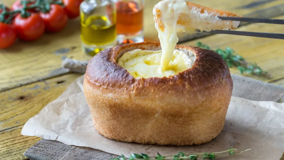 Eurovizijos vakarui – 12-os balų verti užkandžiai su sūriu: nuo grilyje ruošto fondiu iki išpopuliarėjusių traškučių