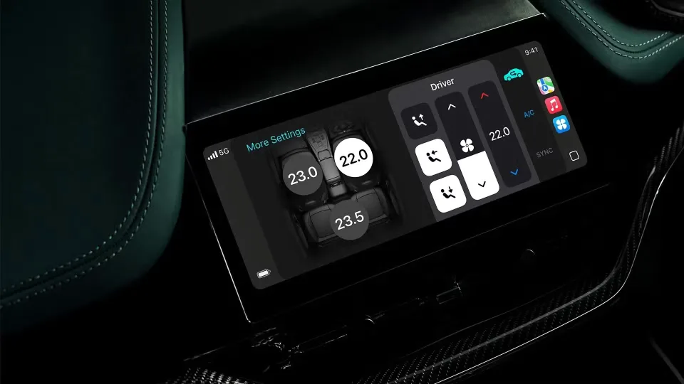 „Apple“ paskelbė apie „CarPlay Ultra“, kuri jau prieinama naujausiuose „Aston Martin“ automobiliuose