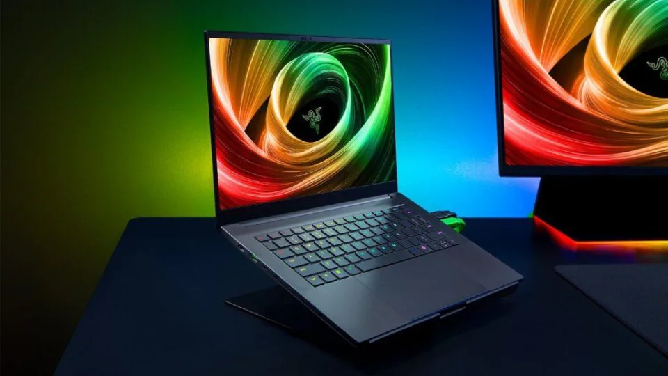 „Razer“ pristatė ploniausią savo 14 colių žaidimų nešiojamą kompiuterį su „Ryzen AI 9“ procesoriumi
