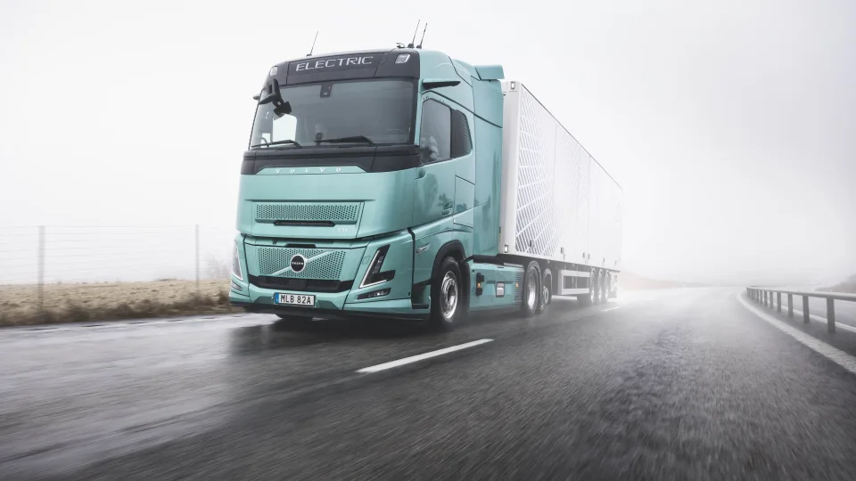 „Volvo“ pristatė elektrinį monstrą: su pilnu įkrovimu iki 600 km, įkrovimas per pietus, apkrova kaip dyzelio