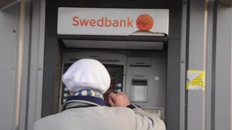 Suklusti turėtų besinaudojantys bankomatais: šis dalykas gali kainuoti visą jūsų atlyginimą