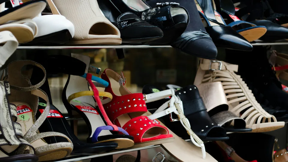 Šios vasaros batų mada stebina: šie modeliai žaloja pėdas, bet vis dar vadinami madingiausiais