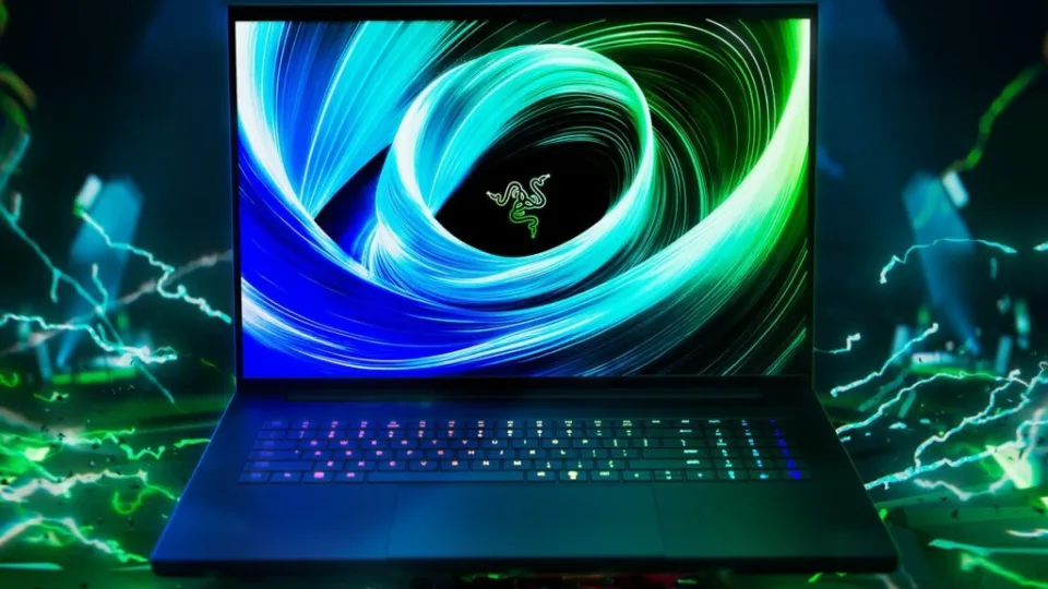 „Razer“ pristatė itin galingą „Blade 18 (2025)“ nešiojamą kompiuterį su išskirtiniu ekranu ir „Nvidia“ vaizdo plokšte