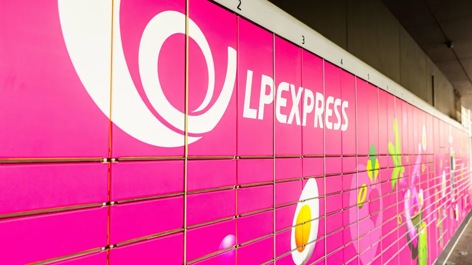 Atnaujintas ikoniškasis paštomatas: prieš šaltibarščių festivalį pasidabino nauju dizainu, pamatykite tai patys