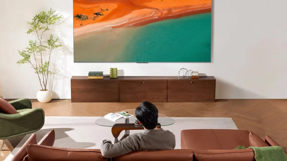 Europoje debiutuoja aukštos klasės „TCL C8K“ serijos išmanieji televizoriai, paskelbtos ir jų kainos
