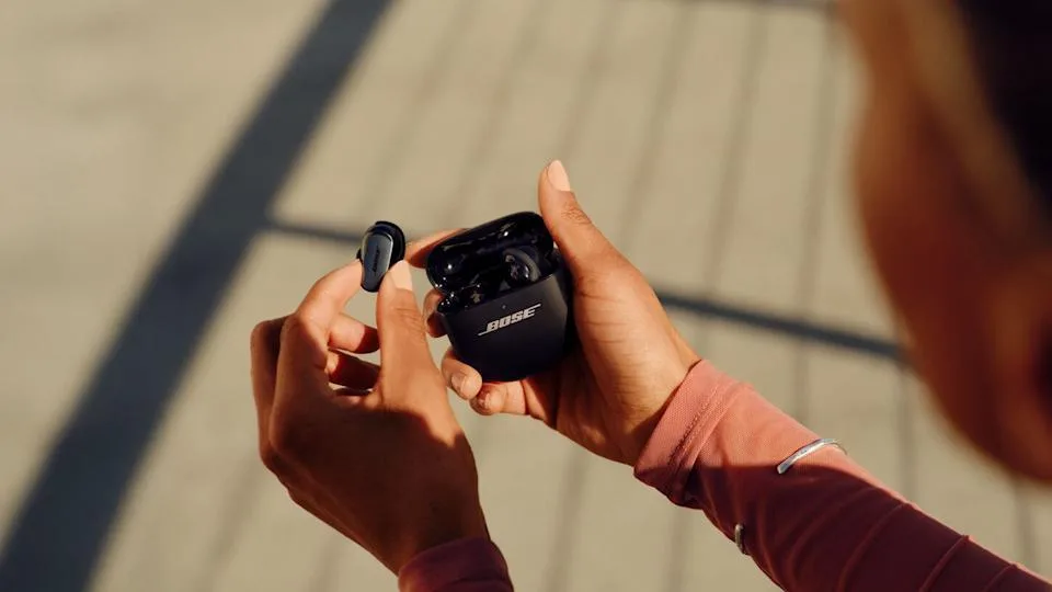 „Bose“ pristatė atnaujintus „QuietComfort Ultra“ belaidžius ausinukus su triukšmo slopinimo galimybe