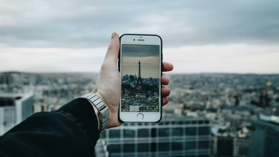 Kelionių metu naudojatės viešu „Wi-Fi“ internetu ir įkrovimo stotelėmis? Ekspertas įspėja dėl galimų grėsmių
