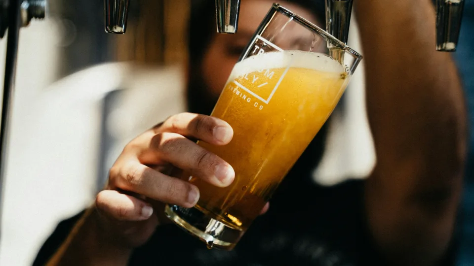 Skaudi investuotojų realybė: atskleidė, kas nutiko tabako ir alkoholio akcijoms, kad jos taip krinta