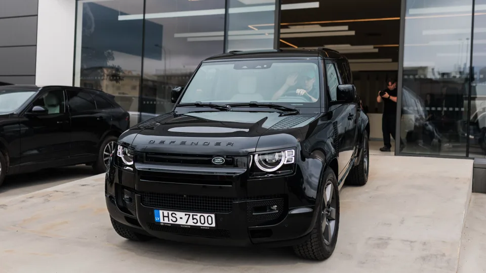 Lietuvis Dakare lenktyniaus serijiniu „Defender“ automobiliu: važiuos tuo pačiu visureigiu kaip ir į parduotuvę