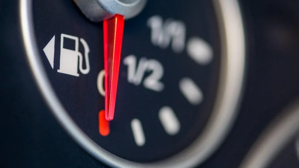 Kiek galima nuvažiuoti su degančia kuro lempute? Pateikiamas atsakymas, kuris nustebins daugelį