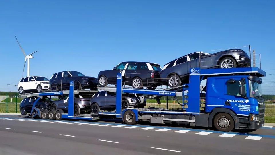 Kilo didžiulis skandalas: automobiliai ir toliau sėkmingai rieda į Maskvą, šokiruojančios detalės