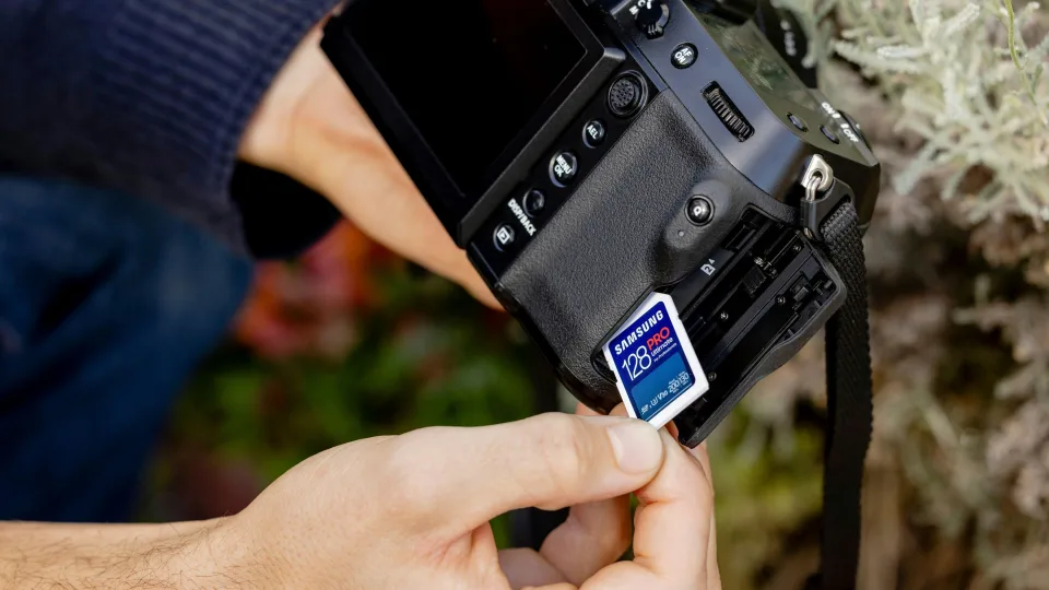 Deklaruoja 128 GB, bet telpa vos 16: entuziastas pasakė viską, ką privalu žinoti prieš perkant atminties kortelę