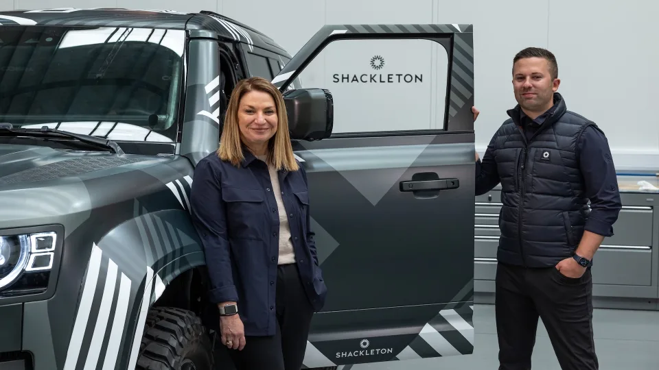 Prieš 2026 m. Dakaro ralį „Defender Rally“ komanda pasirinko naują partnerį