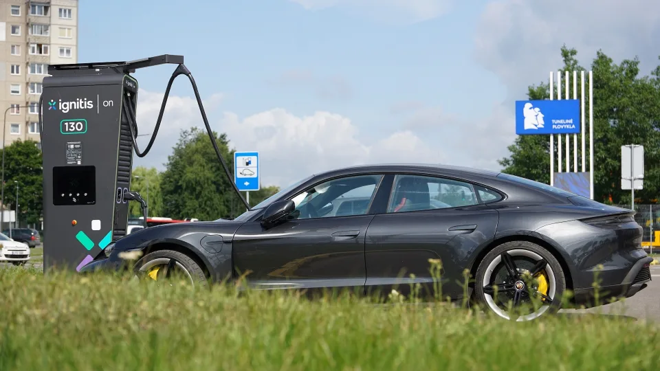 Vairuoti benzininių ar dyzelinių automobilių neapsimoka: paskaičiavo, kiek pigiau keliauti įsikraunant elektra
