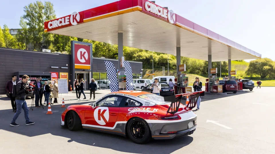 Lenktynės kainuoja ne tik nervus, bet ir pinigus: štai kiek degalų sudega per vienas lenktynes