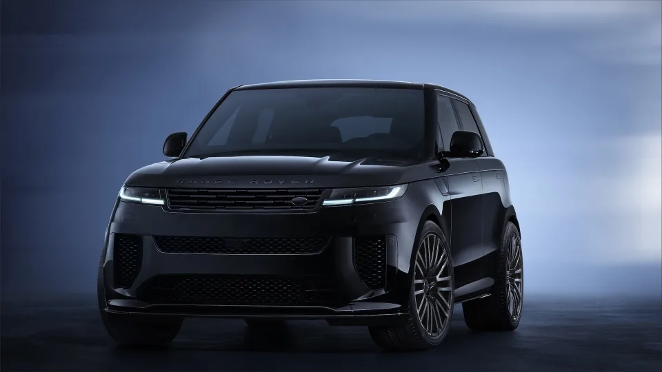 Oficialiai pristatytas „Range Rover Sport SV Black Edition“: atrodo tarsi visas panardintas į juodą spalvą