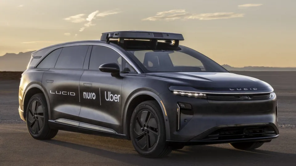 Autonominių taksi era prasideda: „Uber“ ruošiasi į gatves paleisti tūkstančius „Lucid Gravity“ be vairuotojų