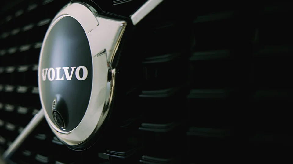 „Volvo“ automobilių vairuotojai sulaukė kritinio įspėjimo: tūkstančiai automobilių turi pavojingą klaidą