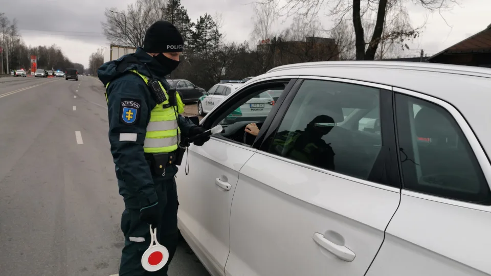 Liksite be teisės vairuoti automobilį: šio ženklo nepaisymas Lietuvos keliuose gali kainuoti brangiai