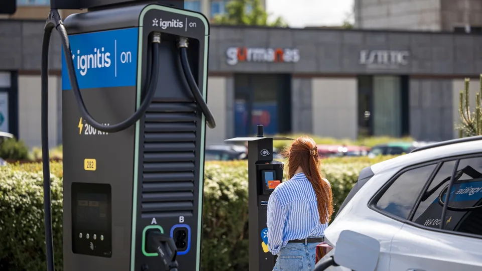 Kelionės elektriniais automobiliais Lietuvoje: atskleidė, koks yra idealus atstumas tarp įkrovimo stotelių