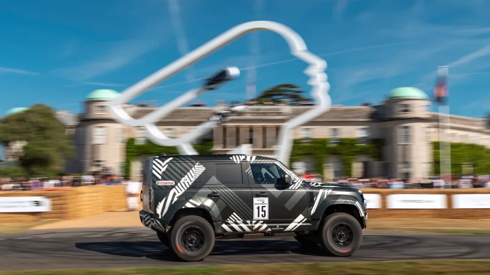 Naujasis Roko Baciuškos „Defender Dakar D7X-R“ prototipas pristatytas Gudvudo greičio festivalyje