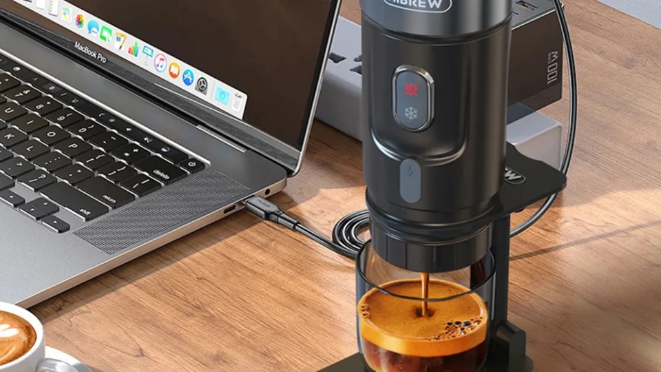 Pravers ir kelionėje, ir namuose: itin kompaktiškas kavos aparatas dabar kainuoja mažiau nei 90 eurų