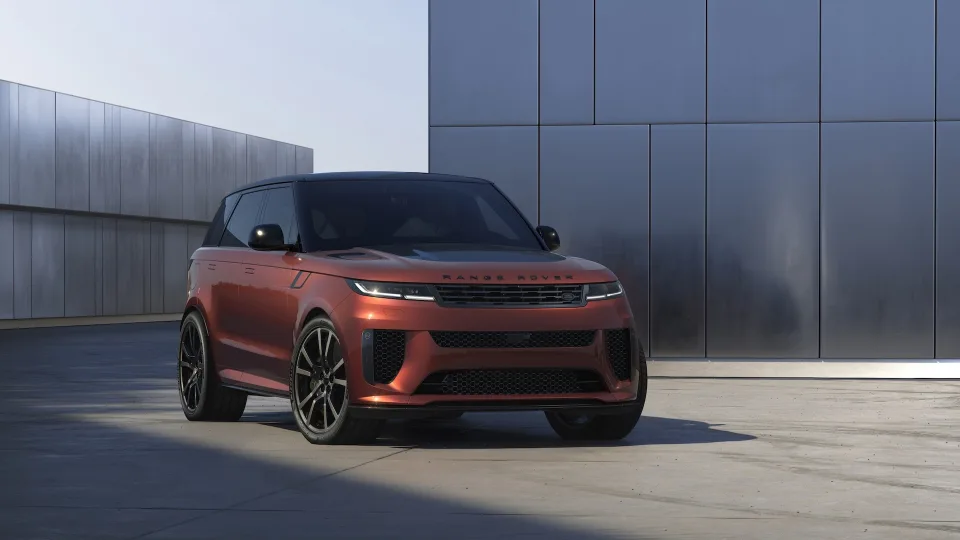Naujausias prabangių visureigių serijos papildymas: „Range Rover SV Carbon“ pavergia iš pirmo žvilgsnio