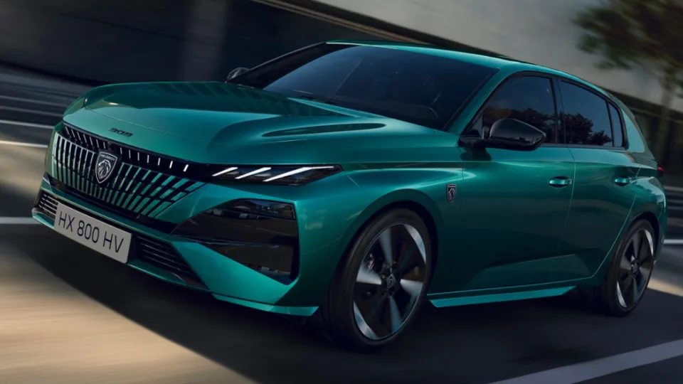 Pristatyti naujieji „Peugeot E-308“ serijos elektromobiliai: daugiau galios, didesnė baterija ir įspūdinga įkrova