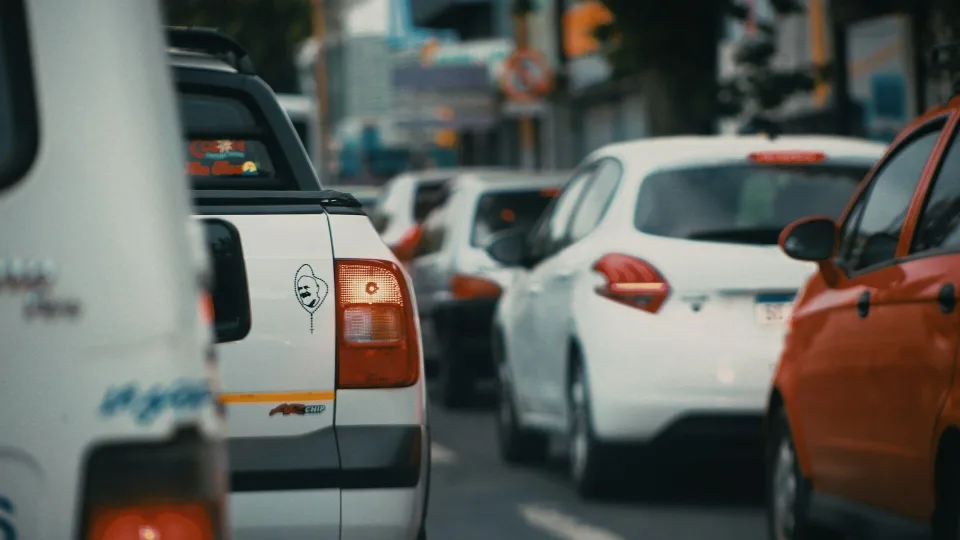 Naujų automobilių rinka pirmąjį metų pusmetį augo trečdaliu: naujų registracijų banga ir netikėta „Audi“ sėkmė