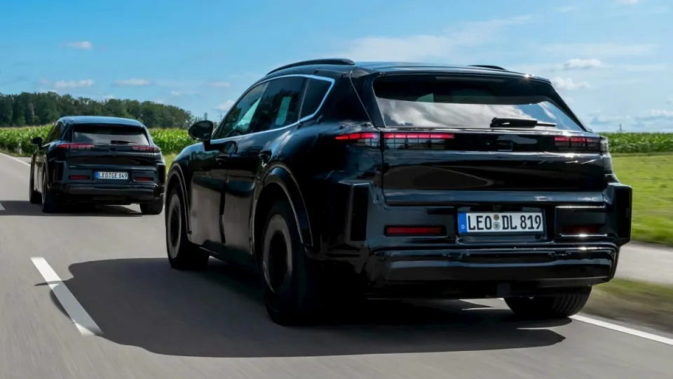 Daugėja informacijos apie naująjį „Porsche Cayenne“, elektrinis automobilis pasiūlys itin greitą įkrovimą