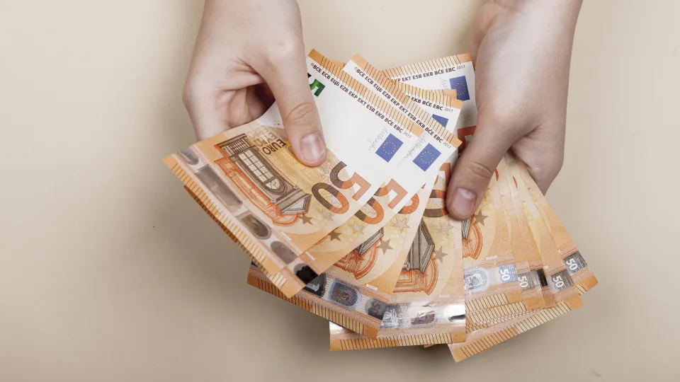 Turėsite pirkti papildomą piniginę: šiems Zodiako ženklams pranašauja milžiniškus turtus