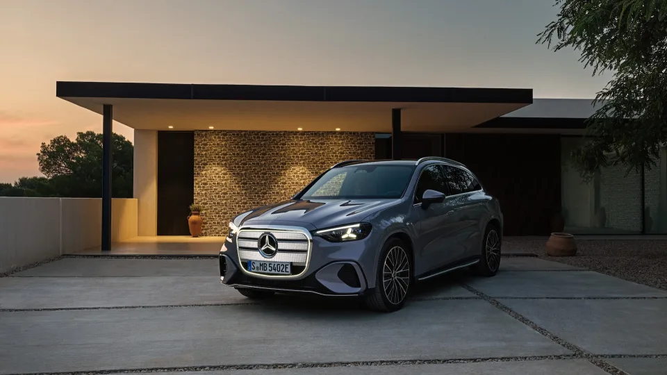 „Mercedes-Benz“ pristatė naujos kartos savo populiariausią modelį, pademonstruotas elektrinis GLC