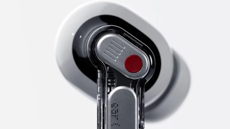 Paskelbtos pirmosios „Nothing Ear (3)“ belaidžių ausinukų nuotraukos, kurios atskleidžia netikėtas detales